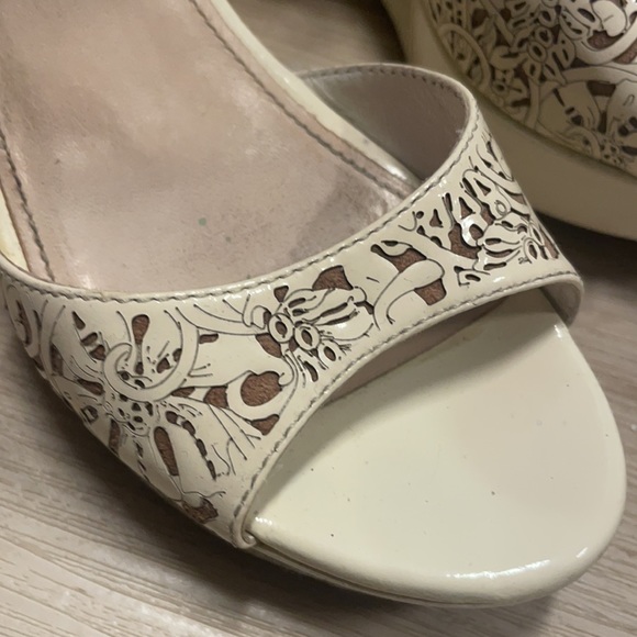 Used Beige Prada sandals - Picture 2 of 8